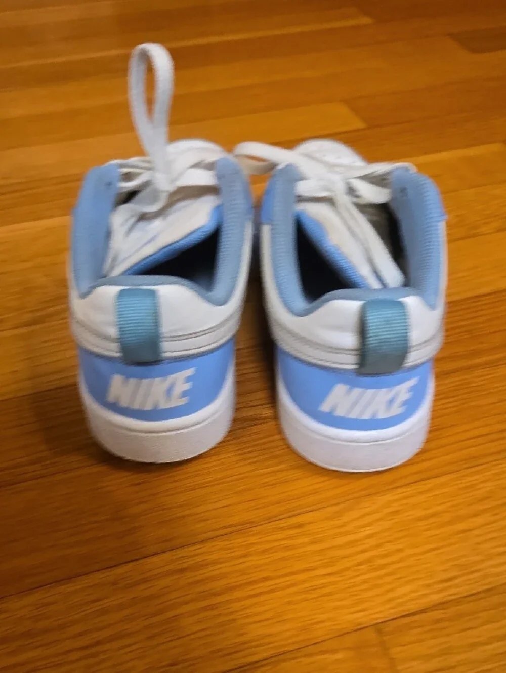 Nike Kids Youth Low-Top Sneakers in White and Light Blue